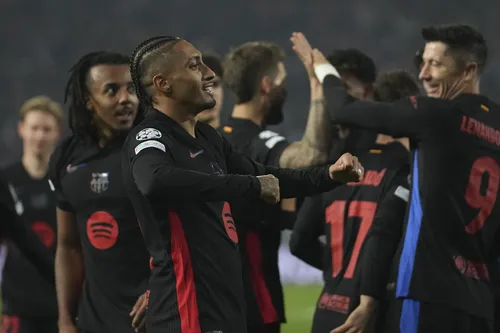 
          Imagem ilustrativa da imagem Raphinha brilha, Lewandowski chega a 99 gols na Champions e Barcelona goleia
          