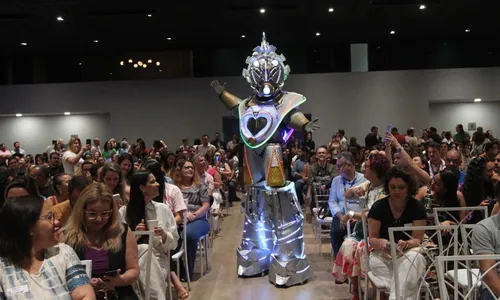 
          Imagem ilustrativa da imagem Robô vira sensação e faz abertura de evento sobre educação
          