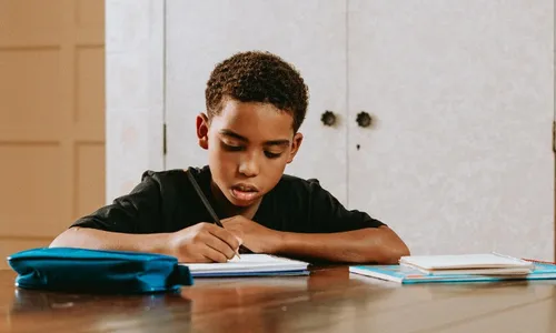 
          Imagem ilustrativa da imagem Seu filho com dificuldades na escola
          