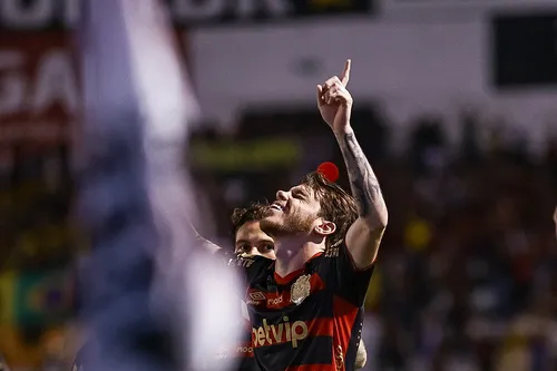 
          Imagem ilustrativa da imagem Sport vence Ponte Preta por 4 a 0 e mantém sonho de subir à Série A
          