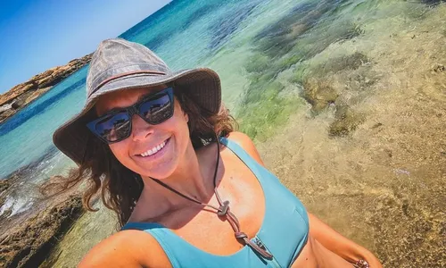 
          Imagem ilustrativa da imagem Surfista italiana morre após ser atingida no peito por peixe-espada
          