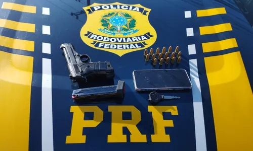 
          Imagem ilustrativa da imagem Suspeitos de assalto são presos pela PRF na Serra
          