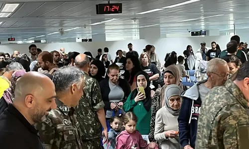 
          Imagem ilustrativa da imagem Terceiro voo da FAB sai do Líbano com 218 resgatados a bordo
          