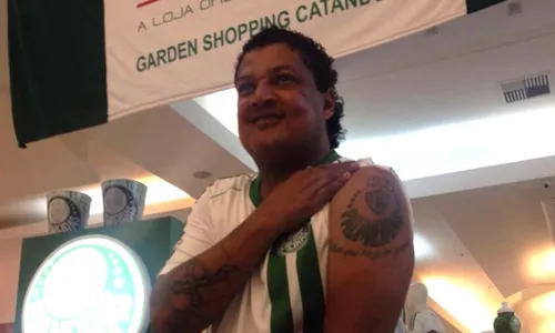 
          Imagem ilustrativa da imagem Tonhão, ídolo do Palmeiras nos anos 90, morre aos 55 anos
          