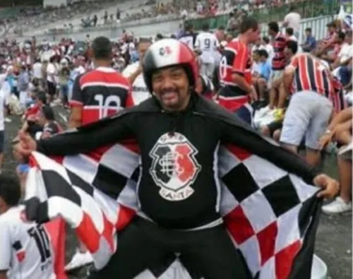 
          Imagem ilustrativa da imagem Torcedor símbolo do Santa Cruz morre em acidente de moto na estrada da Mumbeca
          