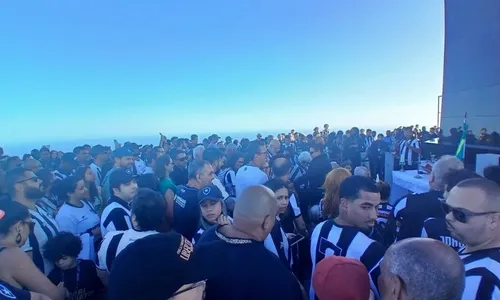 
          Imagem ilustrativa da imagem Torcedores do Botafogo recorrem a missa no Cristo e sal grosso antes de finais
          