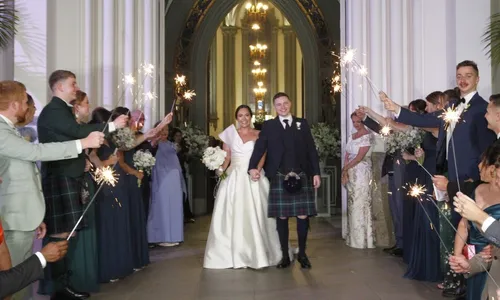 
          Imagem ilustrativa da imagem Tradição da Escócia emociona em casamento na Catedral de Vitória. Veja registros
          
