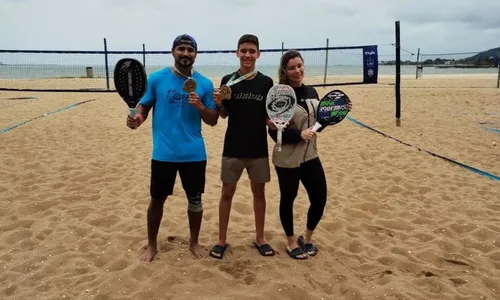
          Imagem ilustrativa da imagem Tribuna Open de Beach Tennis: família campeã unida pelo esporte
          