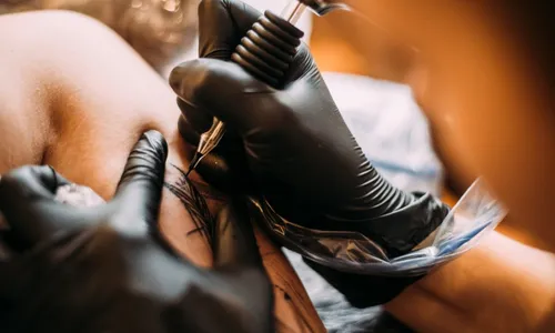 
          Imagem ilustrativa da imagem Tribunal condena tatuadora por erro em tatuagem feita por adolescente
          