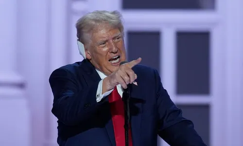 
          Imagem ilustrativa da imagem Trump diz que mulheres suburbanas precisam ser 'protegidas quando estão em casa'
          