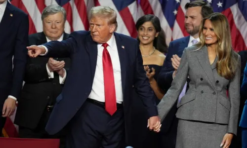 
          Imagem ilustrativa da imagem Veículo pega fogo e explode do lado de fora do saguão do hotel de Trump
          