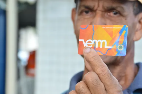 
          Imagem ilustrativa da imagem Uso indevido do VEM idoso leva ao bloqueio de 100 cartões diariamente
          