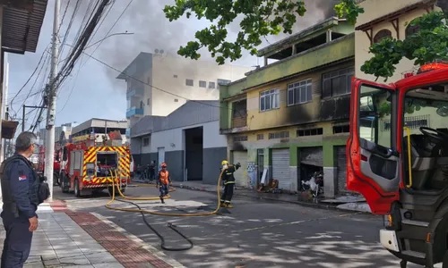
          Imagem ilustrativa da imagem VÍDEO | Incêndio de grandes proporções atinge galpão em Vila Velha
          