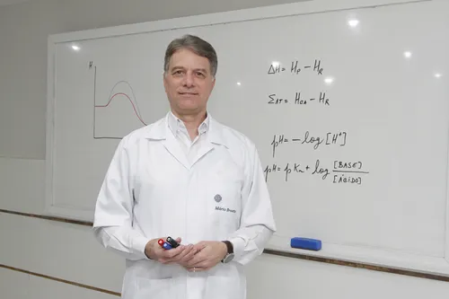 
          Imagem ilustrativa da imagem ENEM 2024: Vale a pena tentar decorar fórmulas para o 2º dia de provas?
          