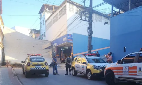 
          Imagem ilustrativa da imagem Vendaval derruba telhado e interdita avenida de Cariacica
          