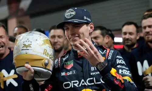 
          Imagem ilustrativa da imagem Verstappen elogia Pérez, mas coloca Ricciardo como melhor companheiro de equipe
          