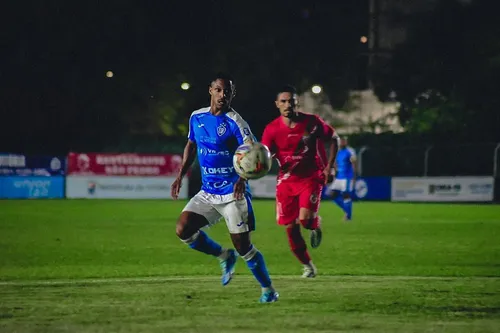 
          Imagem ilustrativa da imagem Vitória renova com dupla e anuncia retorno de lateral
          