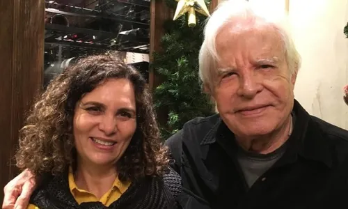 
          Imagem ilustrativa da imagem Viúva desabafa após morte de Cid Moreira: 'Suportando a dor'
          