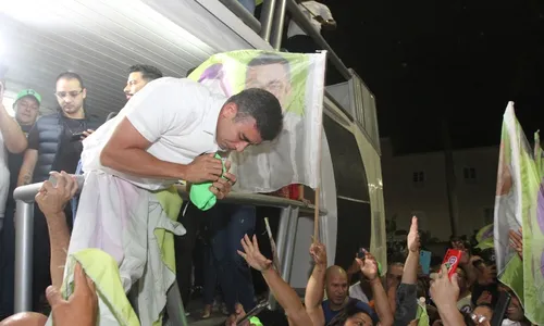 
          Imagem ilustrativa da imagem Weverson Meireles agradece pelo apoio de Casagrande em discurso após vitória
          