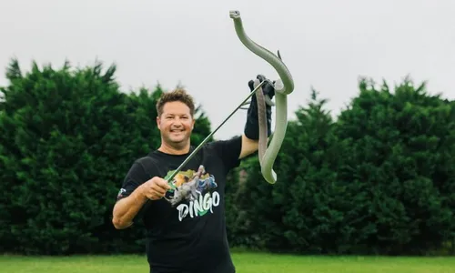 
          Imagem ilustrativa da imagem Youtuber famoso por trabalho com animais morre após ser picado por cobra venenosa
          