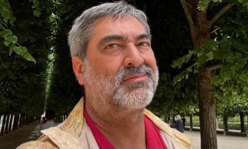 
          Imagem ilustrativa da imagem Zeca Camargo ataca de DJ e faz sucesso na web: 'Ícone, tá?'
          