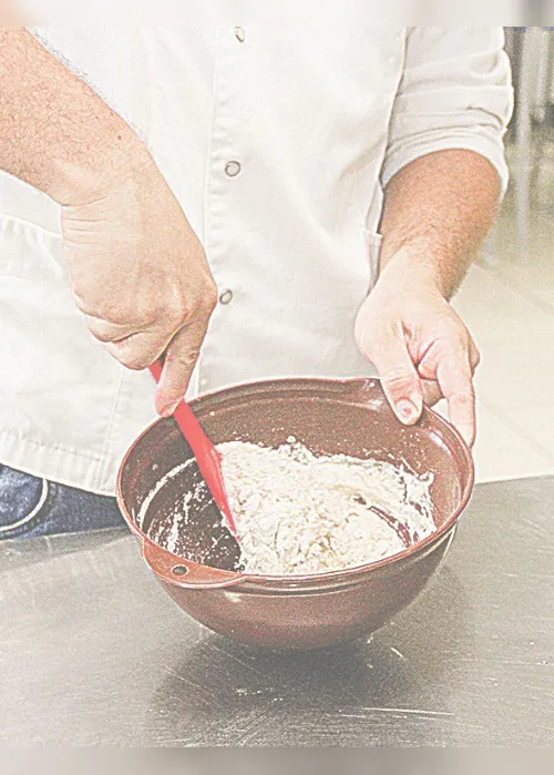 Imagem ilustrativa da imagem Chef ensina como preparar panetone de chocolate