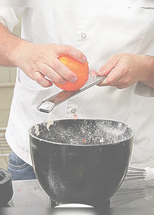 Imagem ilustrativa da imagem Chef ensina como preparar panetone de chocolate