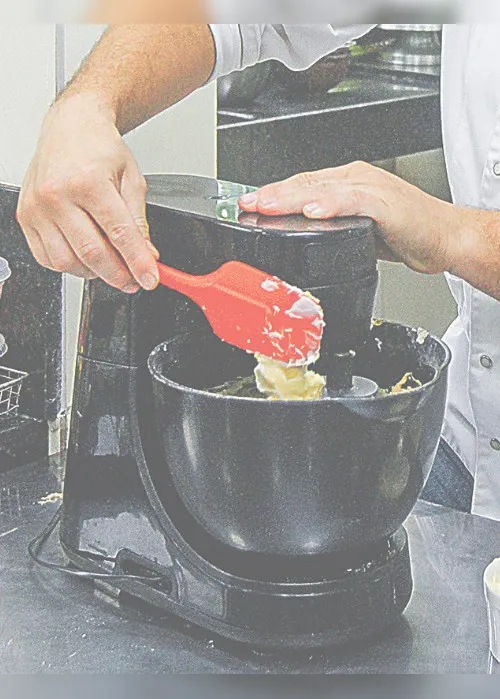 Imagem ilustrativa da imagem Chef ensina como preparar panetone de chocolate