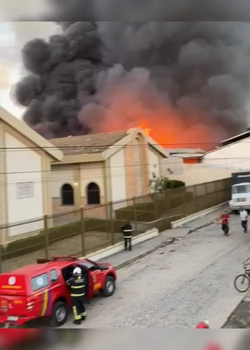 Imagem ilustrativa da imagem Fábrica de colchões em Olinda atingida por incêndio nesta sexta-feira; COM VÍDEO