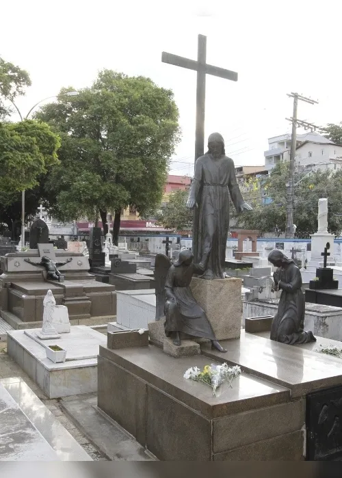 Imagem ilustrativa da imagem Visitantes recebidos ao som de violino em cemitérios no Dia de Finados