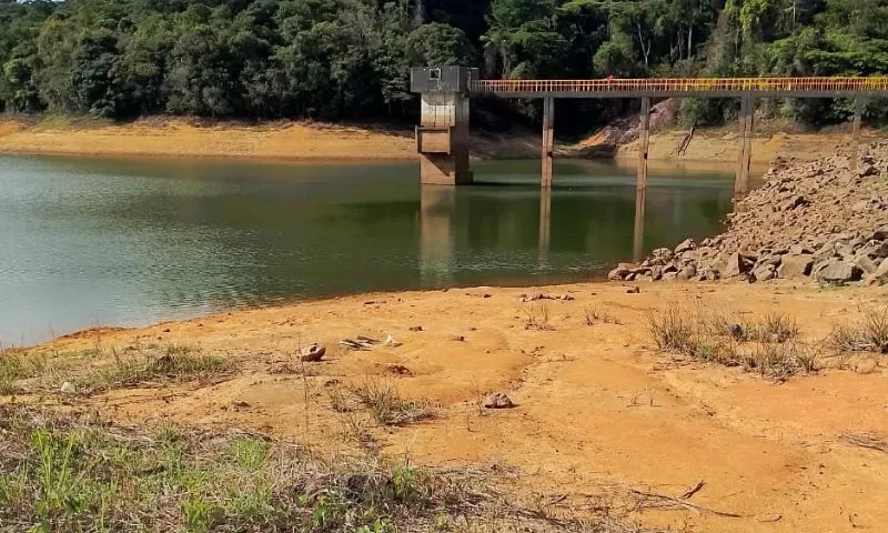 Imagem ilustrativa da imagem Ausência de chuvas e altas temperaturas afetam abastecimento em 62 municípios