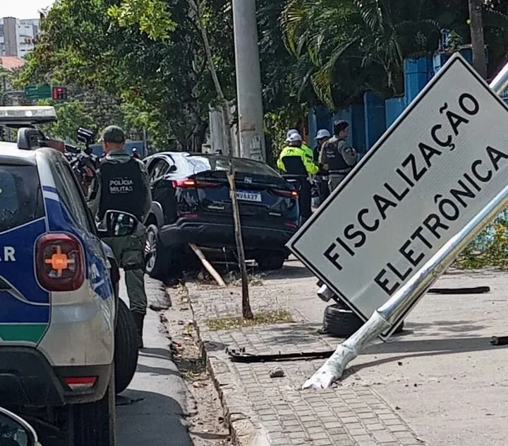 Imagem ilustrativa da imagem Com sinais de embriaguez, motorista derruba placa de sinalização na Av. Rui Barbosa