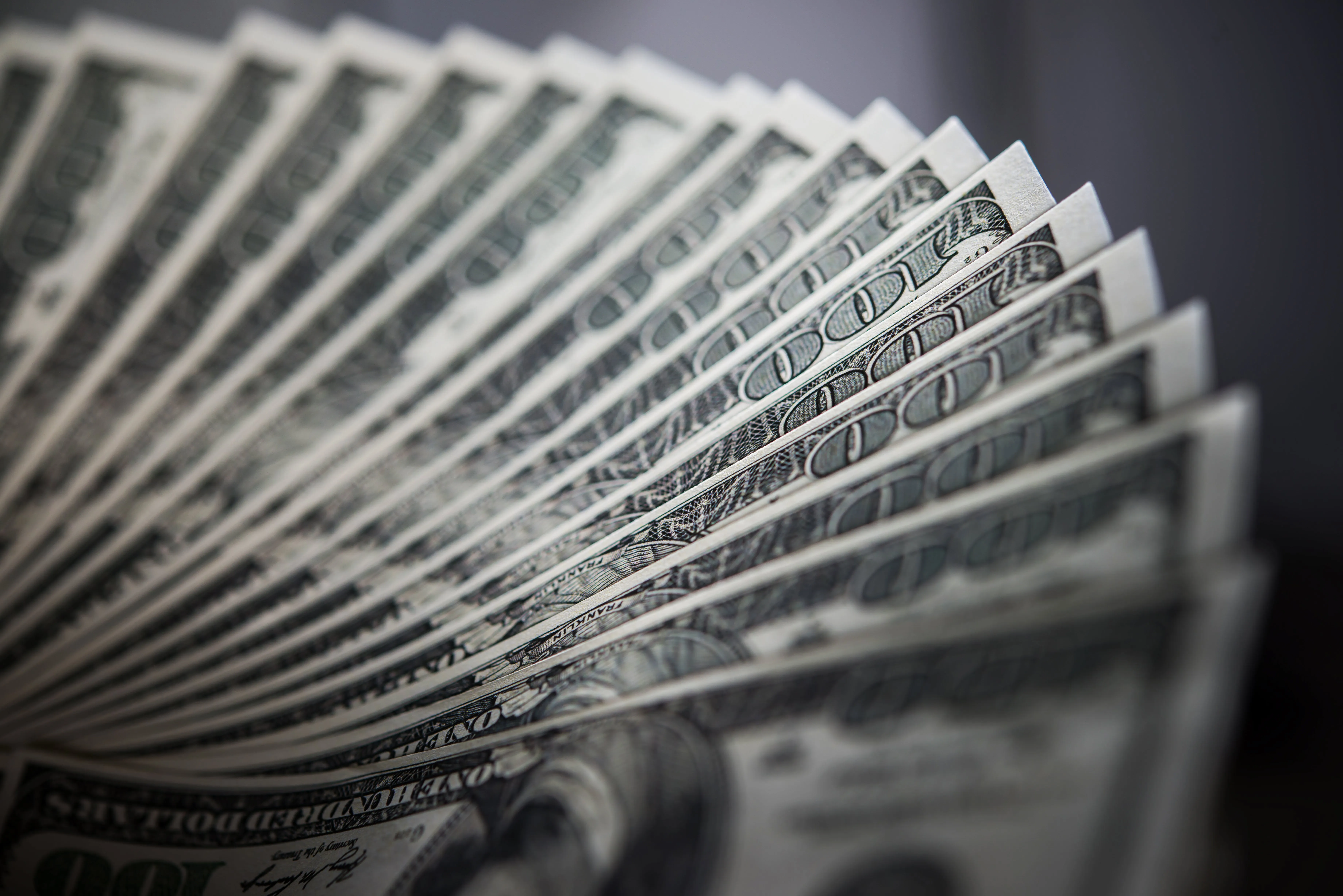 Imagem ilustrativa da imagem Especialistas explicam motivos para a alta do dólar