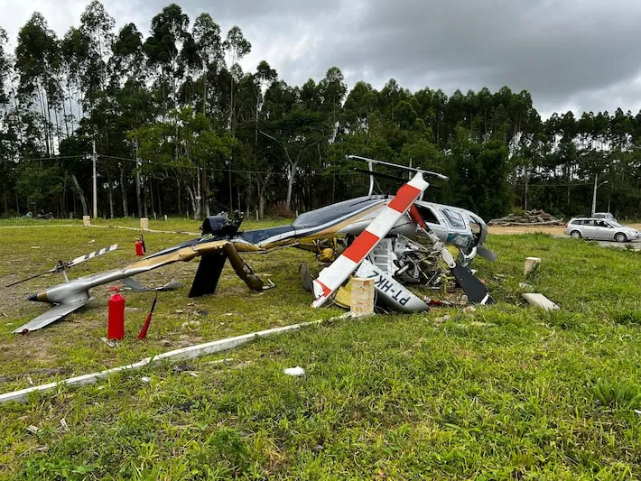 Imagem ilustrativa da imagem Helicóptero cai em cidade no interior de SC; duas pessoas ficam feridas