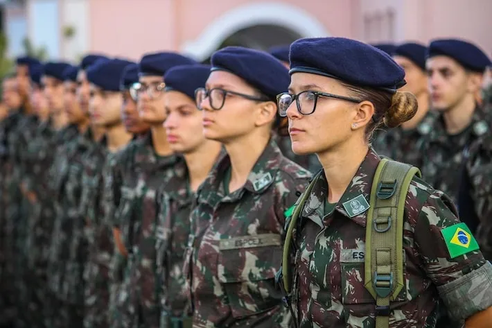 Imagem ilustrativa da imagem Quantas mulheres já se inscreveram no serviço militar? Como funciona o alistamento?