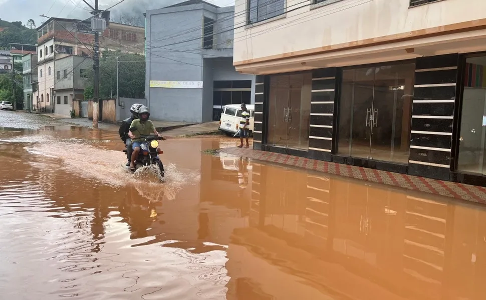 Imagem ilustrativa da imagem Temporal destrói estruturas, derruba árvores e alaga ruas no ES