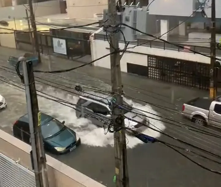 Imagem ilustrativa da imagem Uma manhã de muita chuva e caos nas ruas do Grande Recife