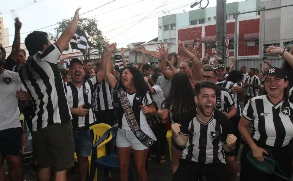 Botafoguenses festejam o título nacional em bar de Jardim Camburi