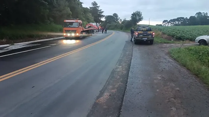 Imagem ilustrativa da imagem Acidente entre ambulância e caminhão deixa 4 mortos no Paraná