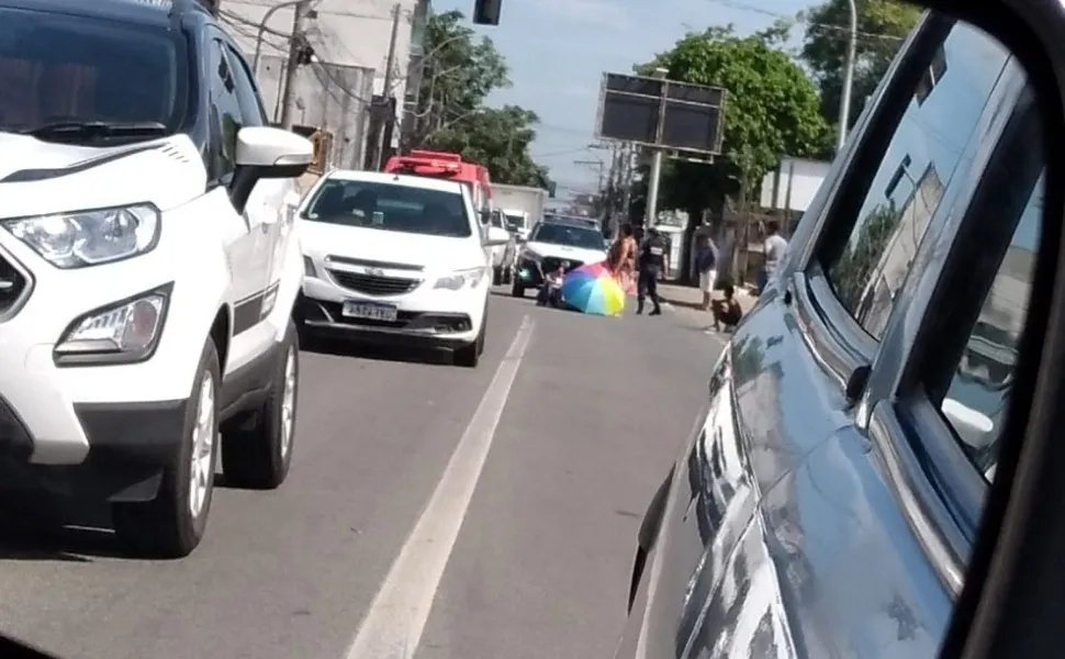 Imagem ilustrativa da imagem Acidente entre carro e moto deixa ferido e trânsito lento em Vila Velha