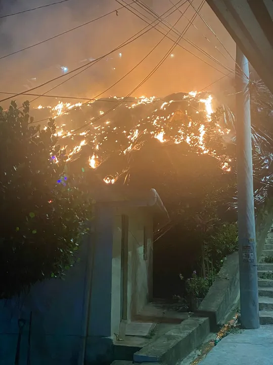 Imagem ilustrativa da imagem Barreira pega fogo na noite de Natal, na Zona Norte do Recife, e assusta moradores