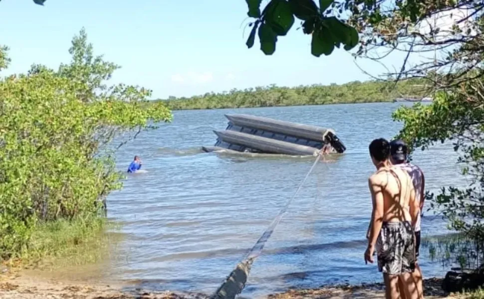 Imagem ilustrativa da imagem Bebê é encontrado com vida uma hora depois de barco em que estava virar