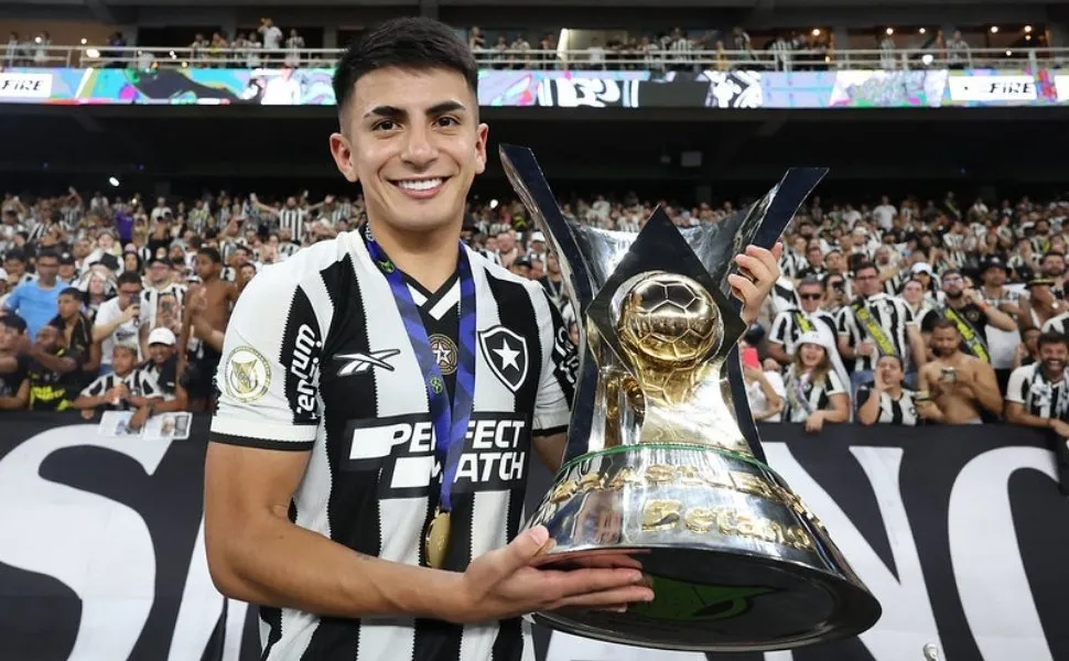 Imagem ilustrativa da imagem Problemas no Lyon podem facilitar chegada de Almada ao Botafogo para o Mundial