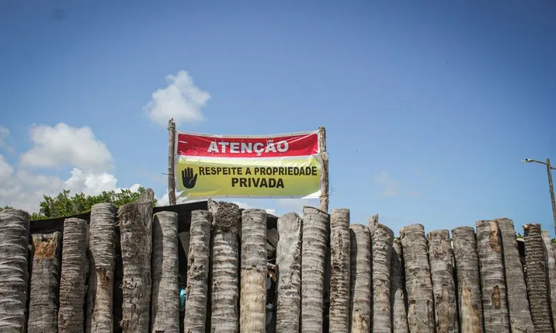 Imagem ilustrativa da imagem CPRH inicia remoção do muro do Pontal de Maracaípe após mais de 2 anos de disputas