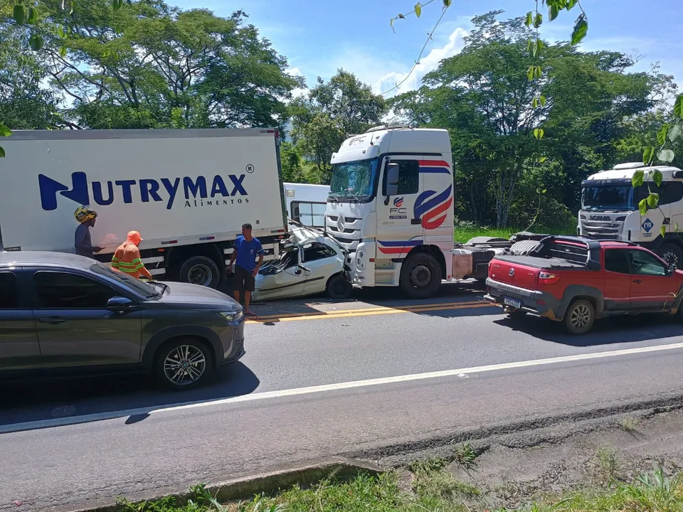 Imagem ilustrativa da imagem Carro é esmagado entre carretas e motorista fica ferido na BR-101 Sul