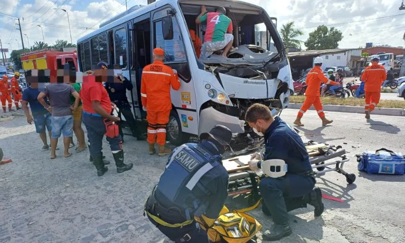 Imagem ilustrativa da imagem Colisão entre caminhão e microônibus deixa oito vítimas em Paulista