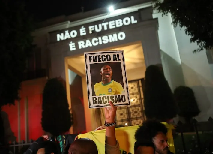 Imagem ilustrativa da imagem Como os países europeus combatem o racismo no futebol