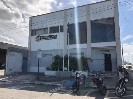 Imagem ilustrativa da imagem Rapaz é preso com arma e drogas durante depoimento em delegacia de Linhares