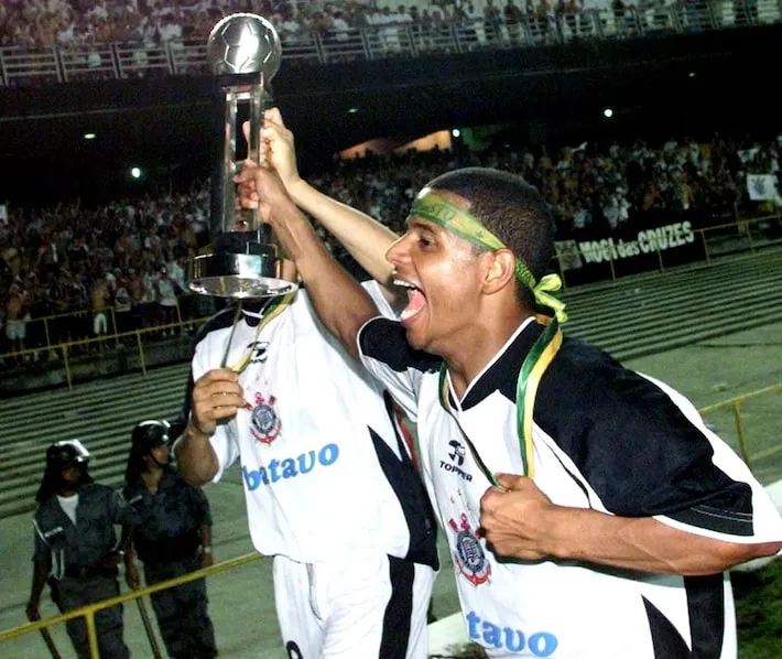 Imagem ilustrativa da imagem Corinthians foi campeão mundial em 2000? Veja como ‘Estadão’ reportou o título que completa 25 anos