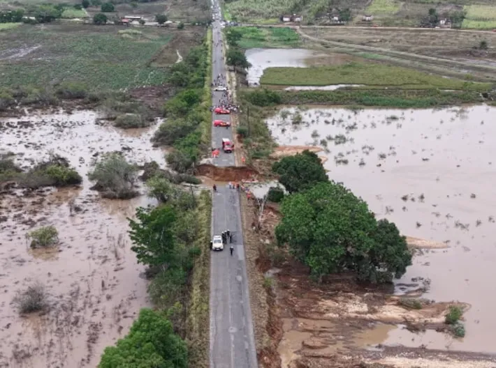 Imagem ilustrativa da imagem Duas pessoas morrem após parte de rodovia ceder no interior de Sergipe